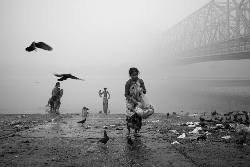 Even cold winter cannot stop this daily life struggling story of "Labours"