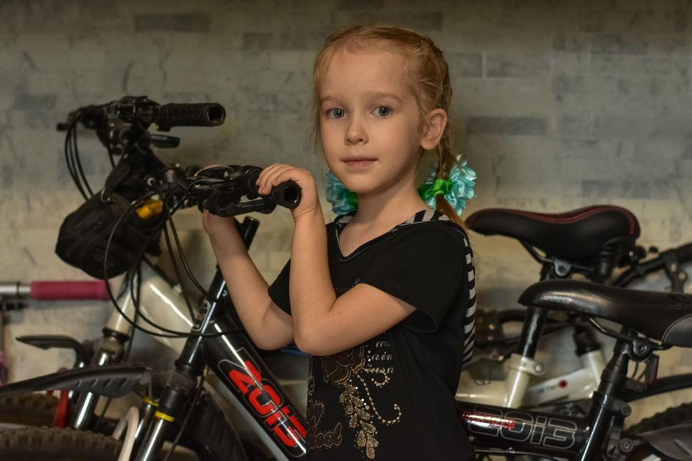 Катя на велосипеде