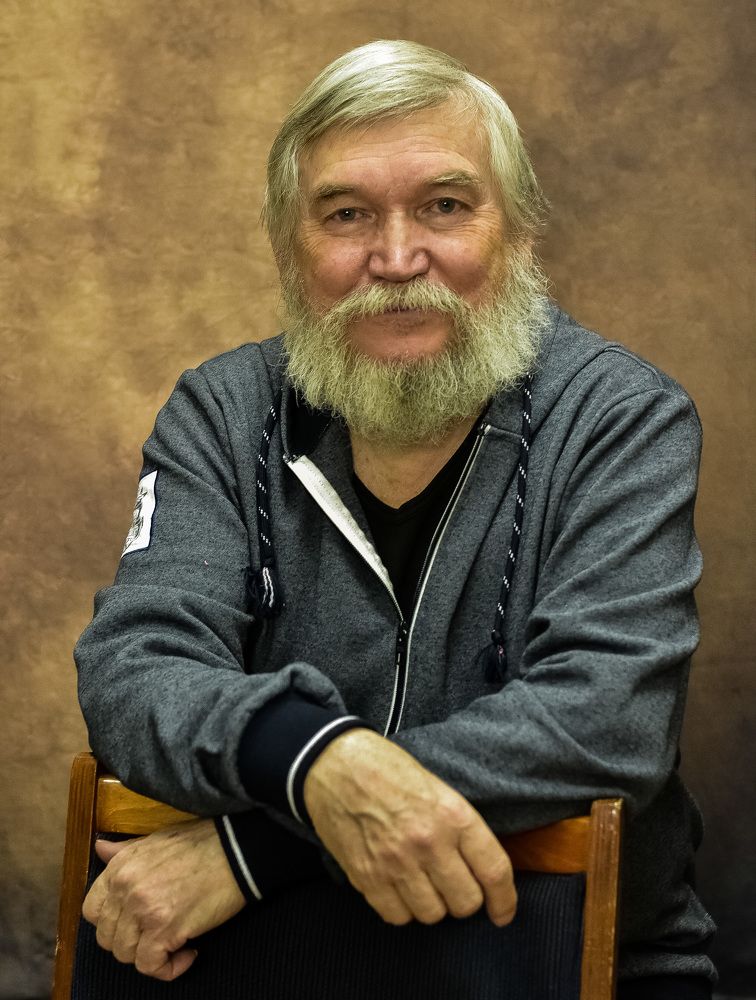 Пожилой мужчина с бородой