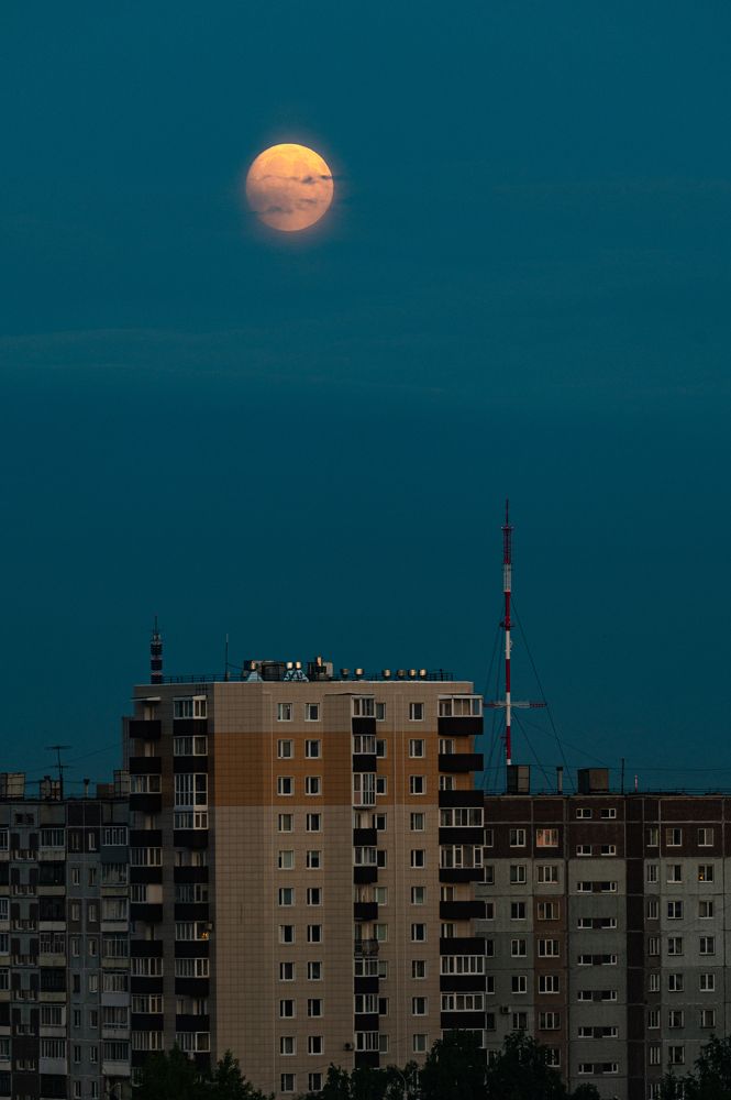 Луна над городом