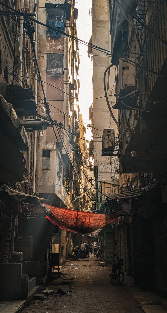 Light under a narrow street