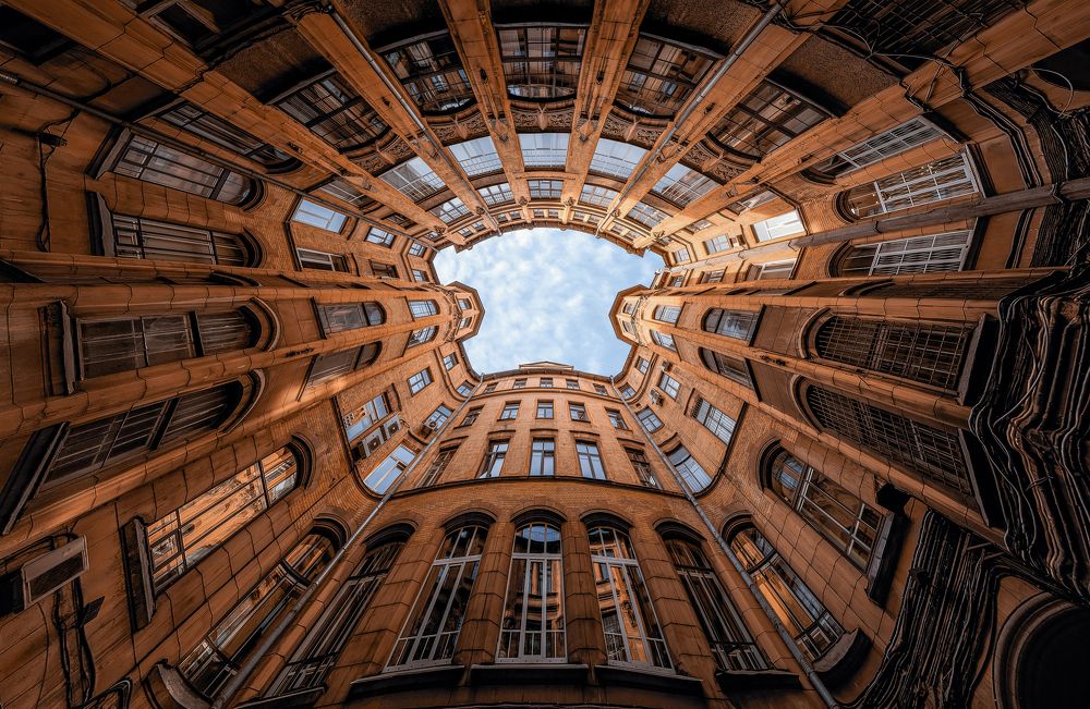 Двор-колодец Дома городских учреждений в Санкт-Петербурге