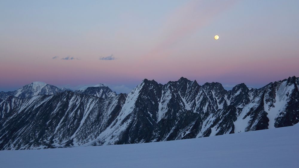 День догорал...