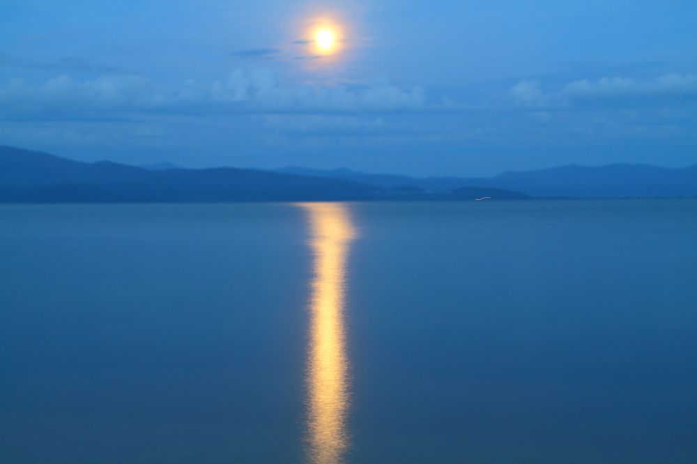 Луна и Байкал