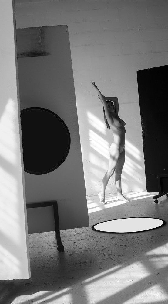 динамичная композиция с кругами, женщиной и прямоугольниками