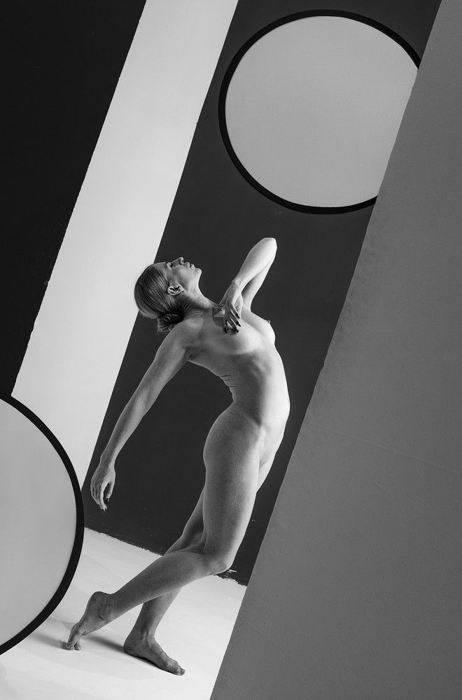 динамичная композиция с кругами, женщиной и делением по диагонали