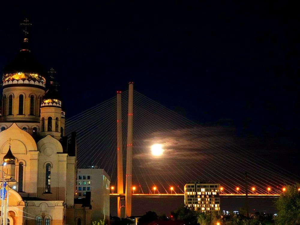Владивостокская луна.