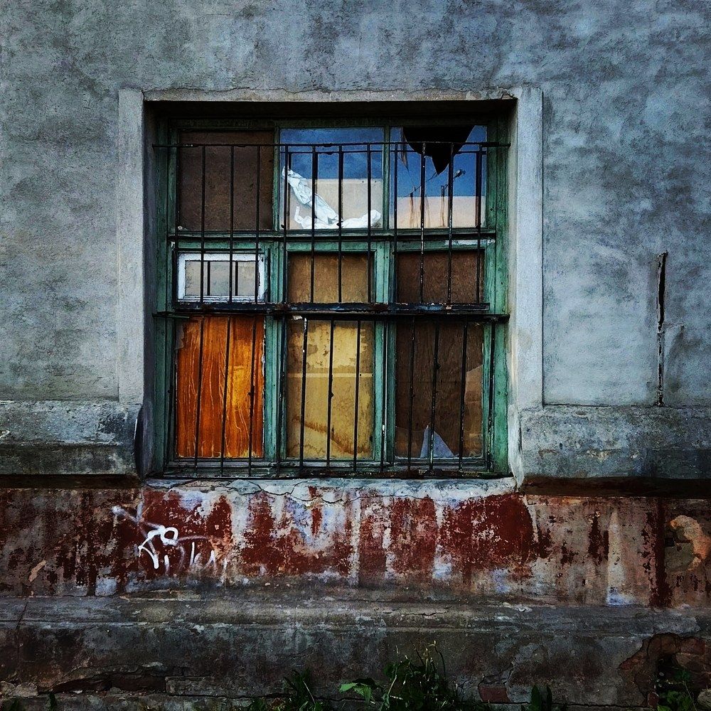 Окно города М