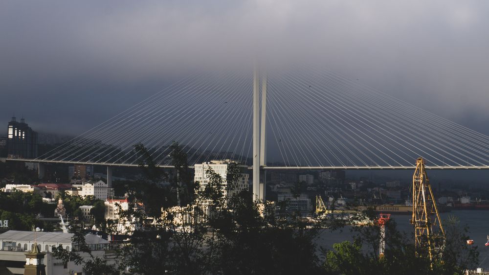 Мост и море