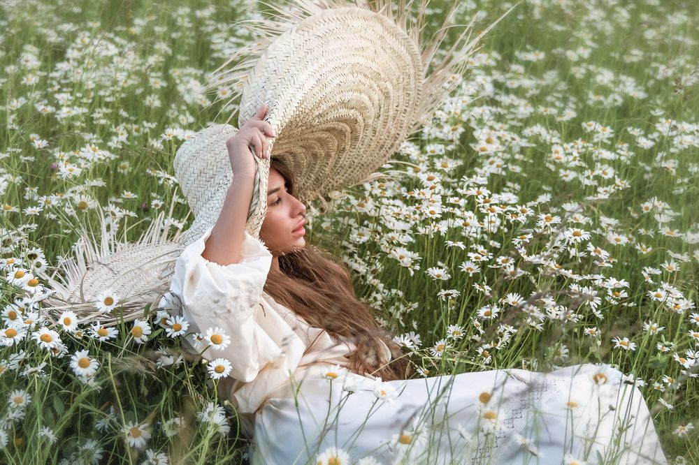 Девушка в ромашковом поле