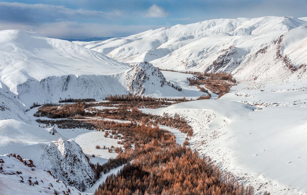 В ущелье замерзшей реки.