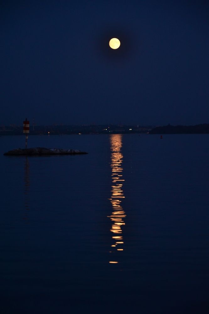 Полнолуние на середине реки / Full moon in the middle of the river