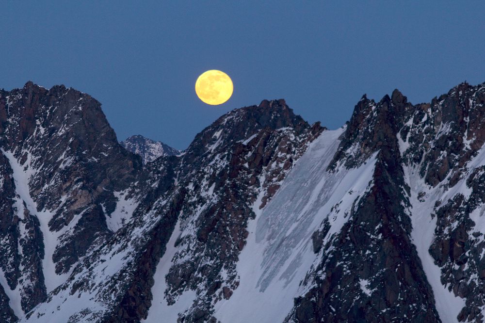 Под луной...