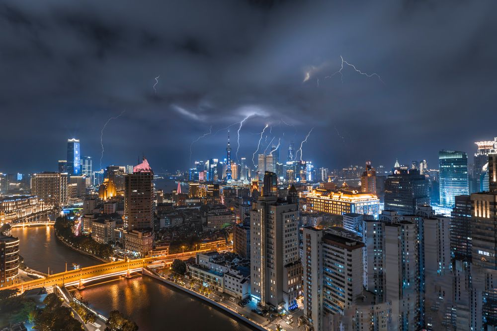 Lightning swept the city