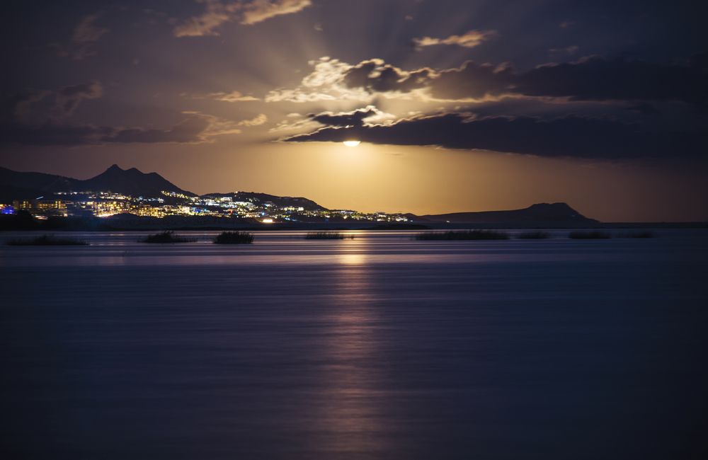 Luna llena sobre el lago