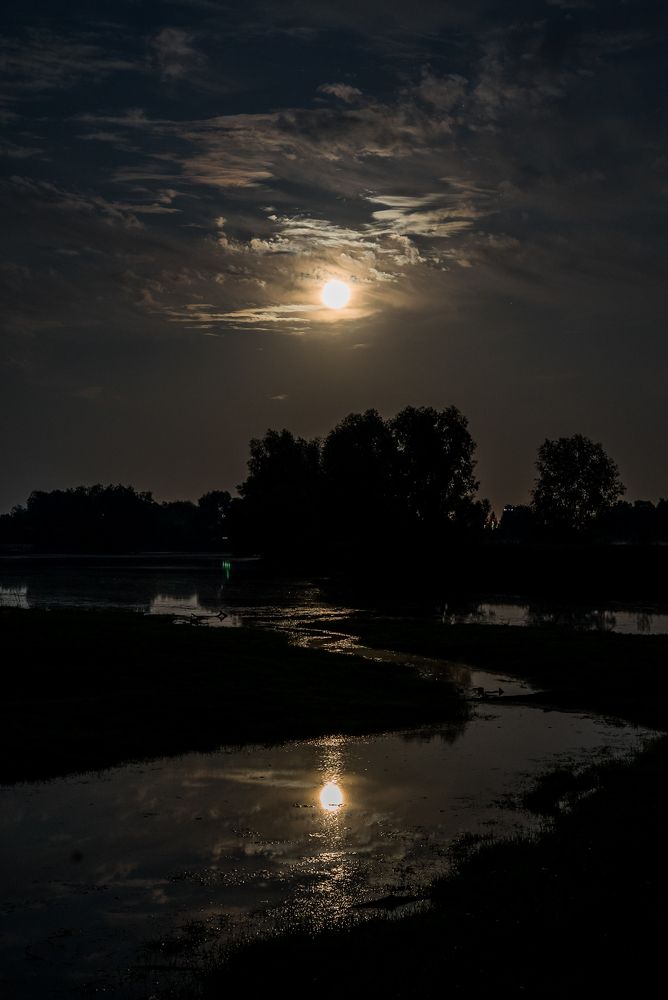 Луна на реке