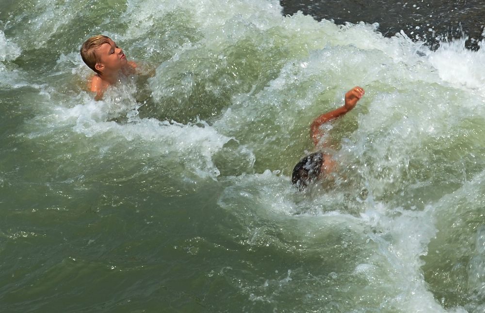 На морской волне.