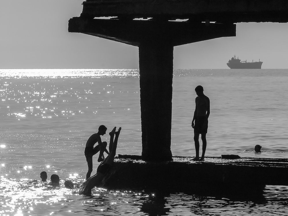 Лето. Море. Пацаны.