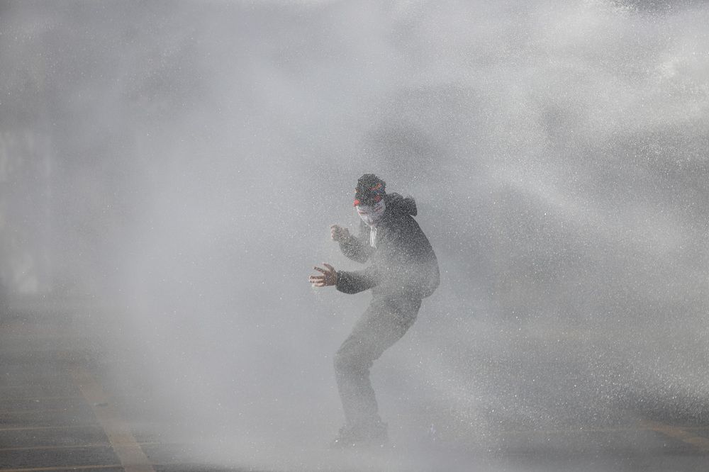 Manifestante durante la marcha del Día Internacional del Trabajo, Santiago de Chile.