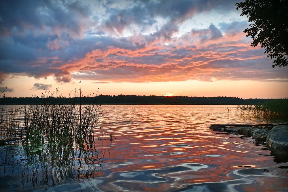 Вечерний закат на озере Орлино.