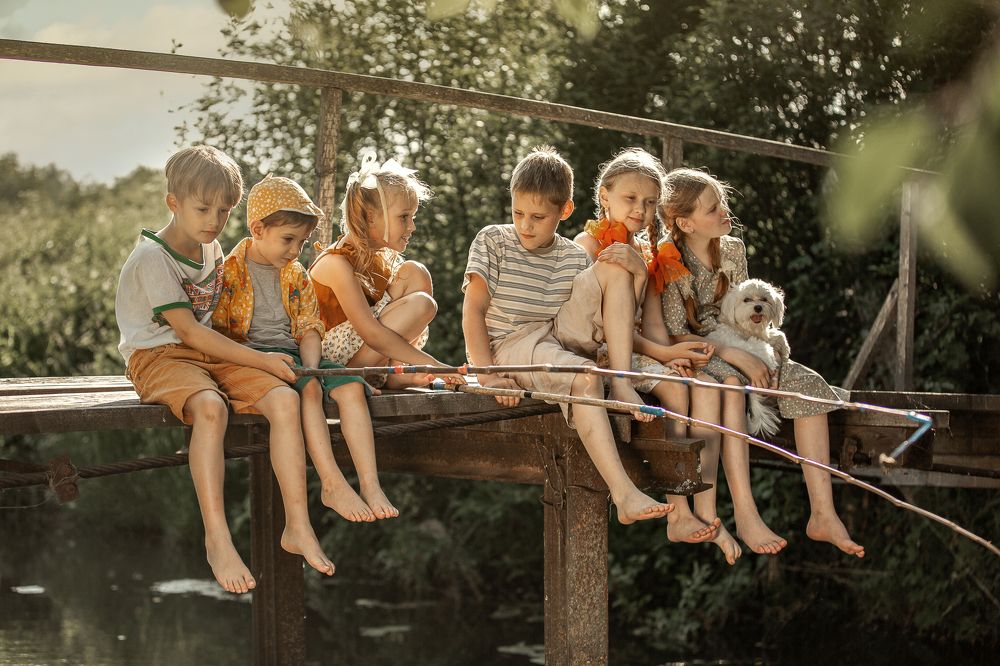 Шестеро босоногих на мосту и одна собака