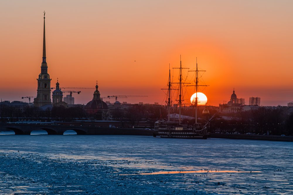 Весенний закат в портовом городе