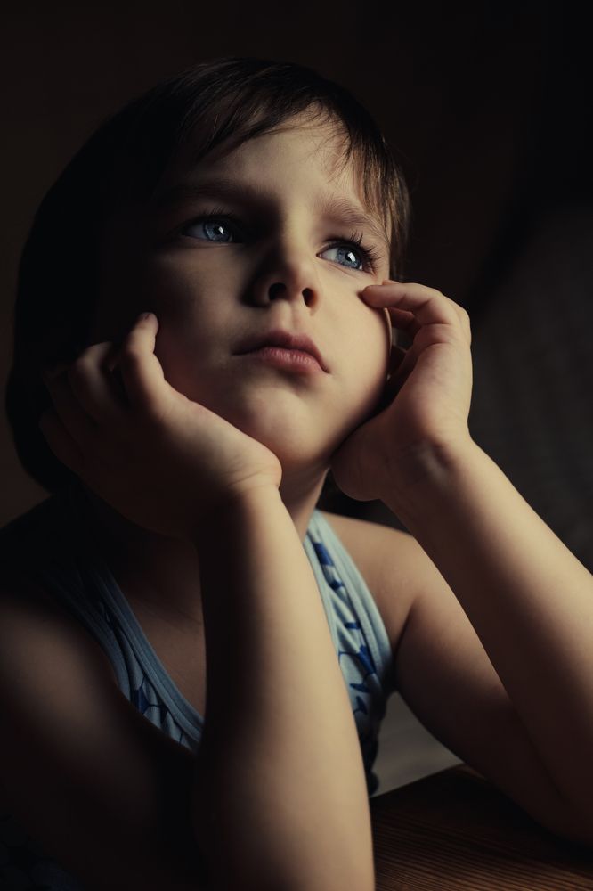 мальчик в своих мыслях