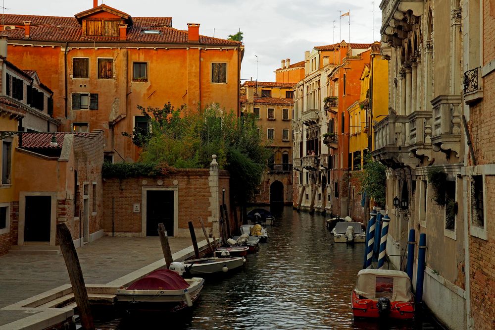 После дождя. Пустынная Венеция на закате.