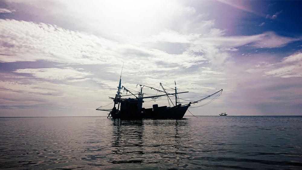 Две рыбацких лодки в море