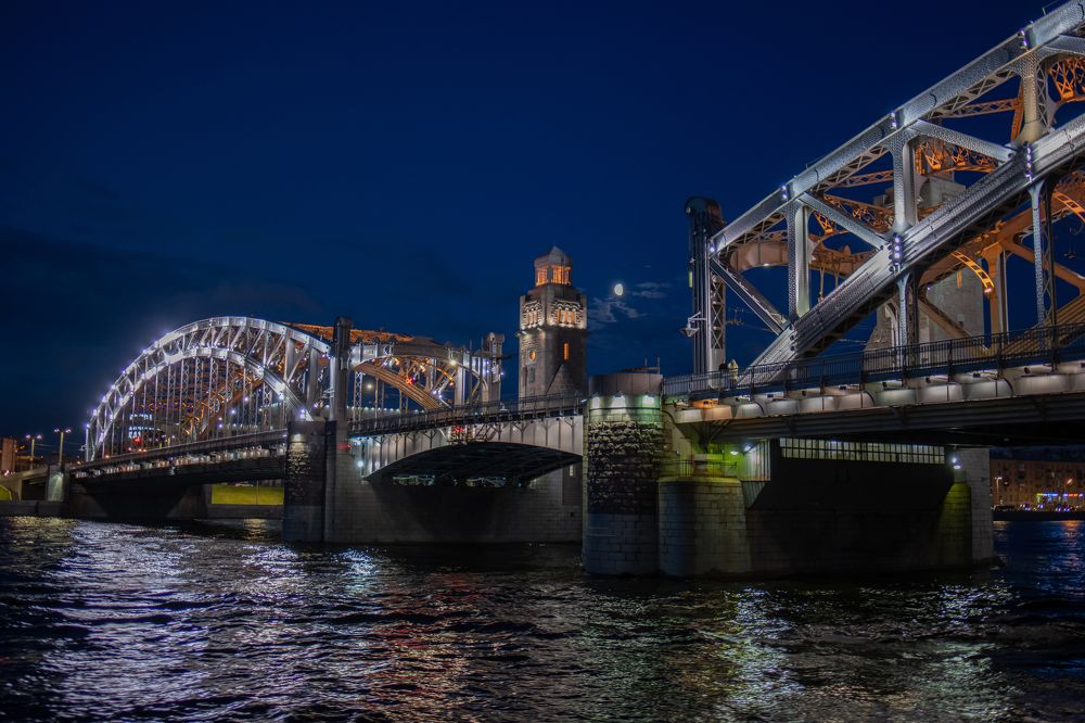 Пара на мосту.