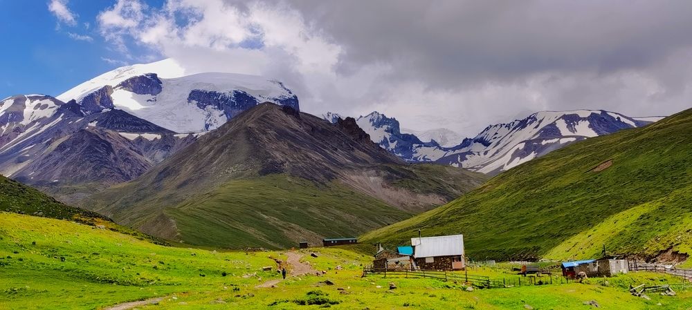 На едине с тишинойПомолчим у горы Помолчим у горы. Для чего говорить,  Если в мире такая стоит тишина!  Всё, что снегом успела зима побелить,  Всё зелёной травою одела весна.     Не пророним ни слова. Ещё не пора.  Поразмыслим, помедлим над спехом своим.