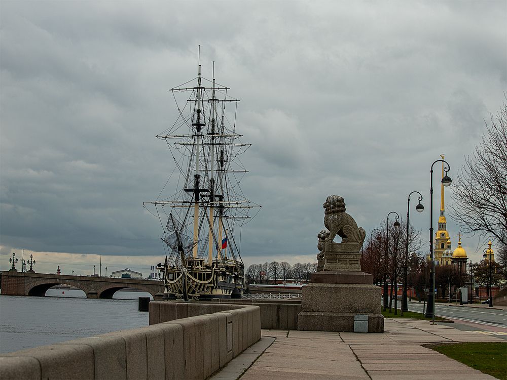 На Петровской набережной. Санкт-Петербург