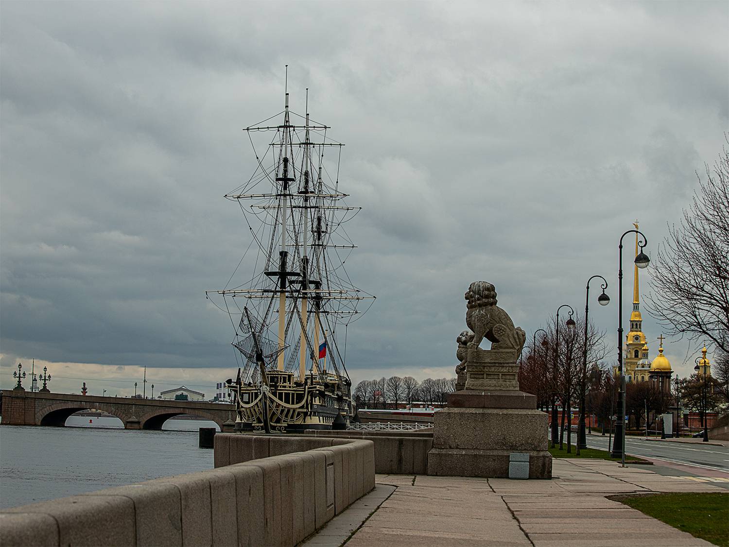 На Петровской набережной. Санкт-Петербург