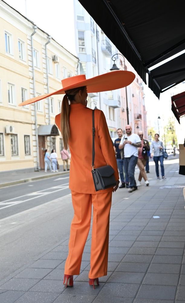 Оранжевая шляпа