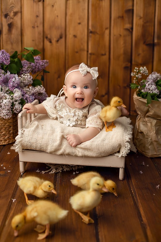 Малышка с утятами