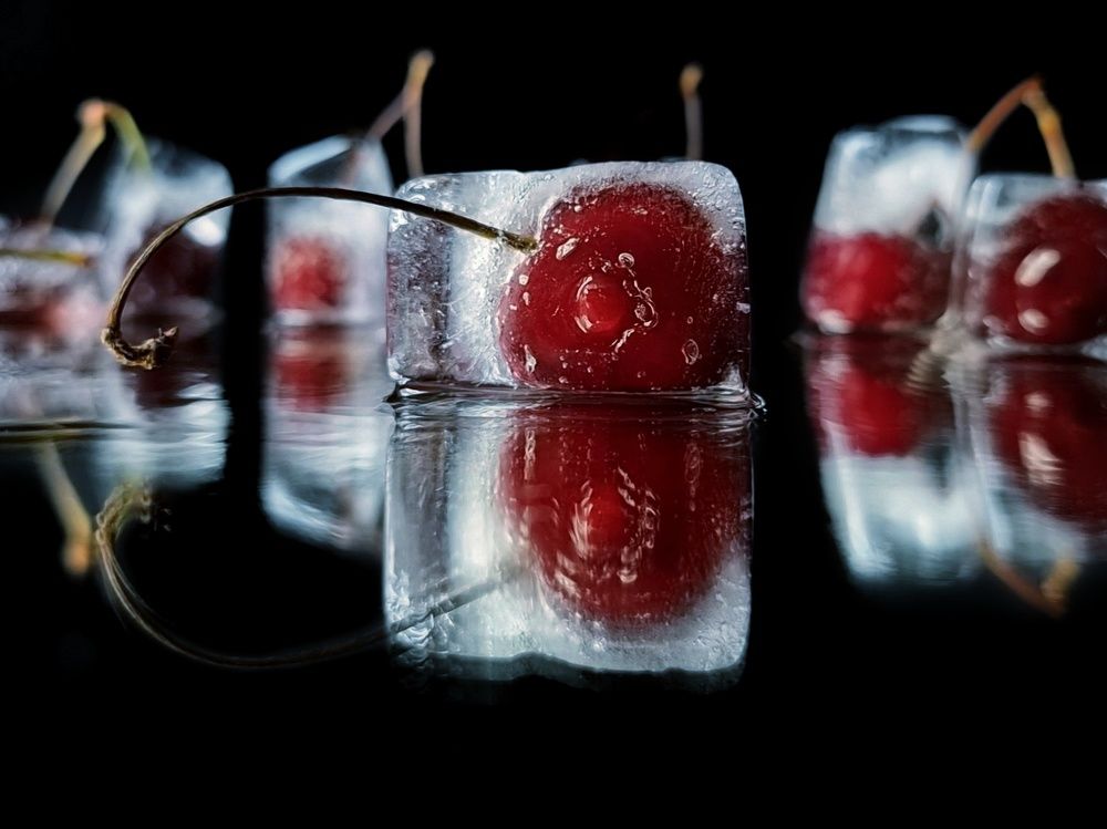 Замороженные ягоды и цветы