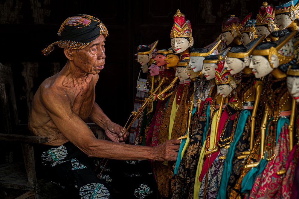 Ki Warsad Darya as Puppeter Wayang Golek Cepak