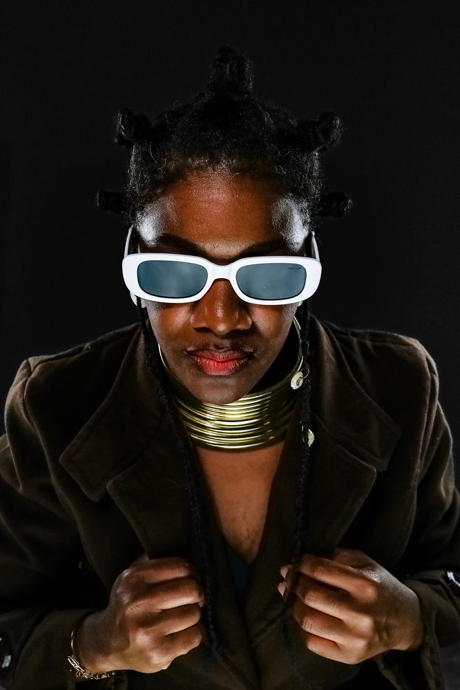 "Raízes do Mistério: A Elegância Afro-Contemporânea de Chay Miguel"