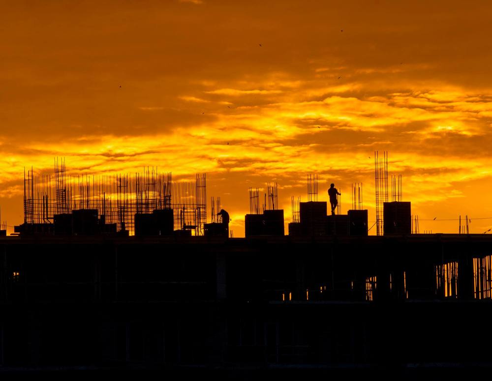 СТРОИТЕЛИ МНОГОЭТАЖКИ НА ФОНЕ ЯРКОГО ЗАКАТА