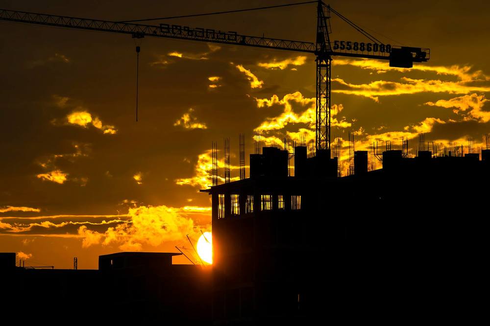 СТРОЙКА ДОМА НА ФОНЕ ЯРКОГО ЗАКАТА