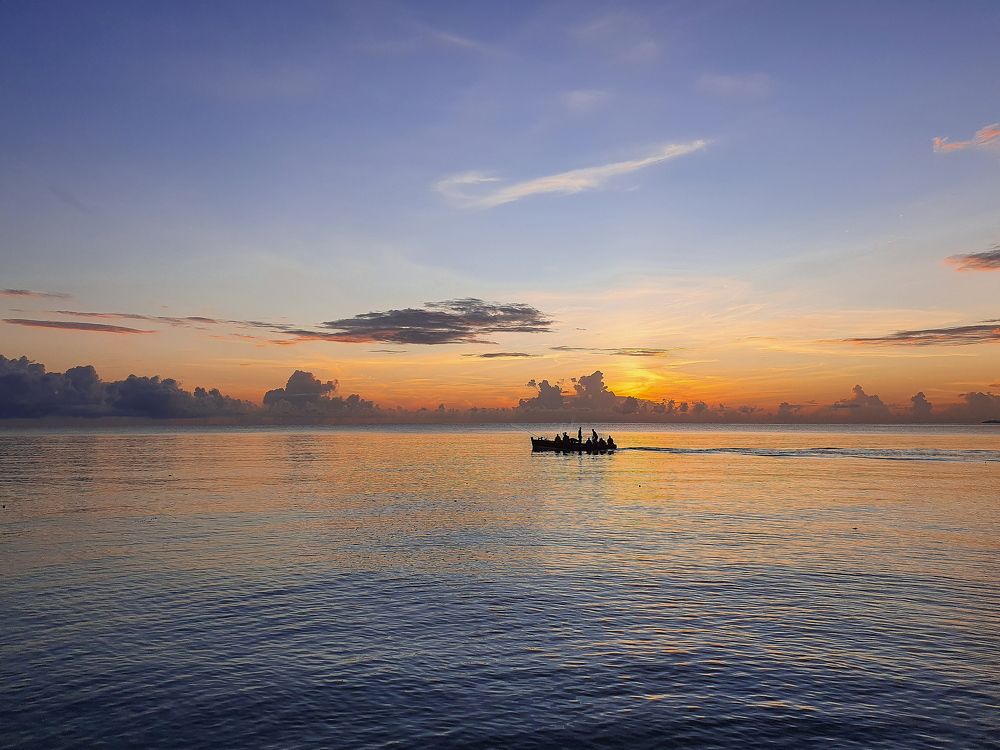 Рыбаки плывут на работу.