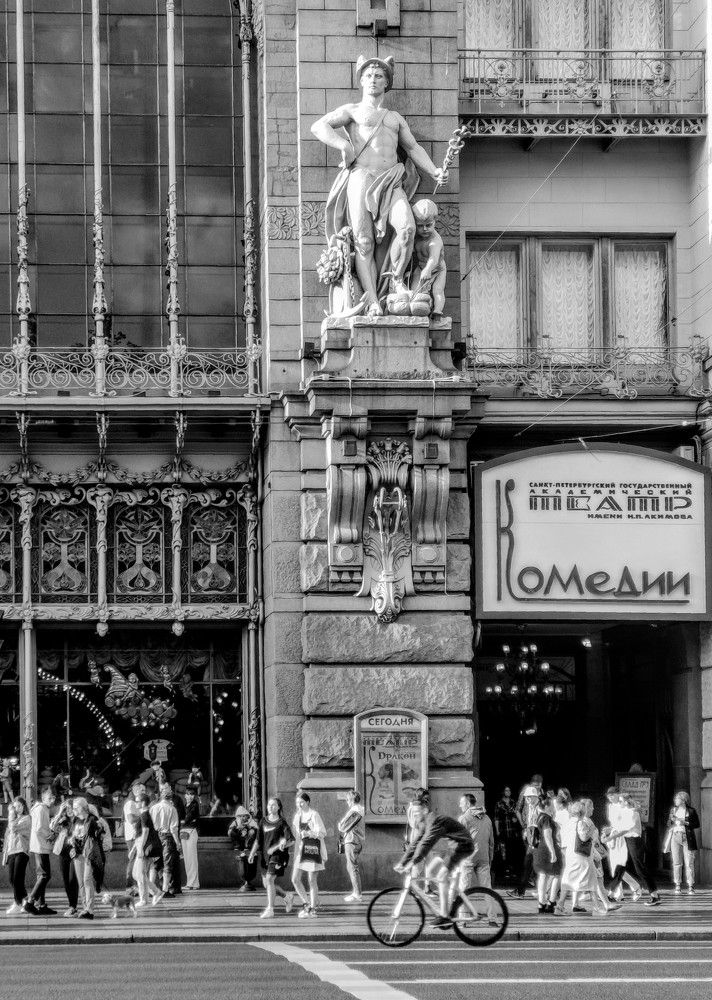 In the kingdom of concrete walls and hot air