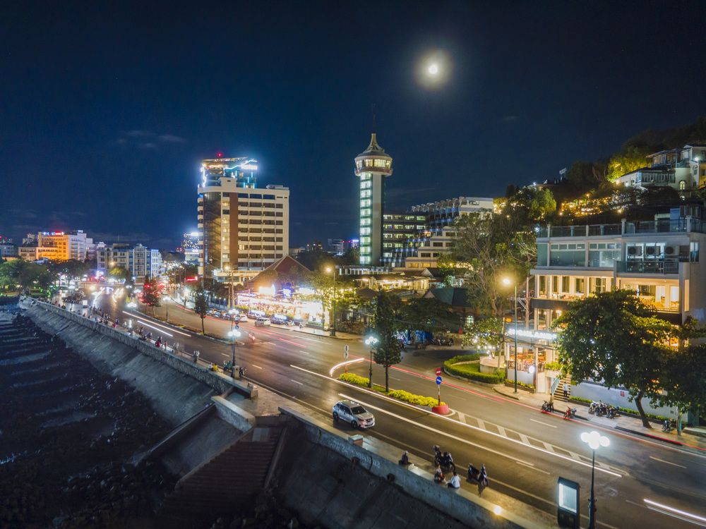 Thành phố biển đêm trăng