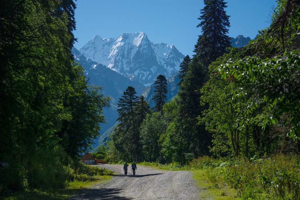 начало маршрута в ущелье Домбай-Ульген