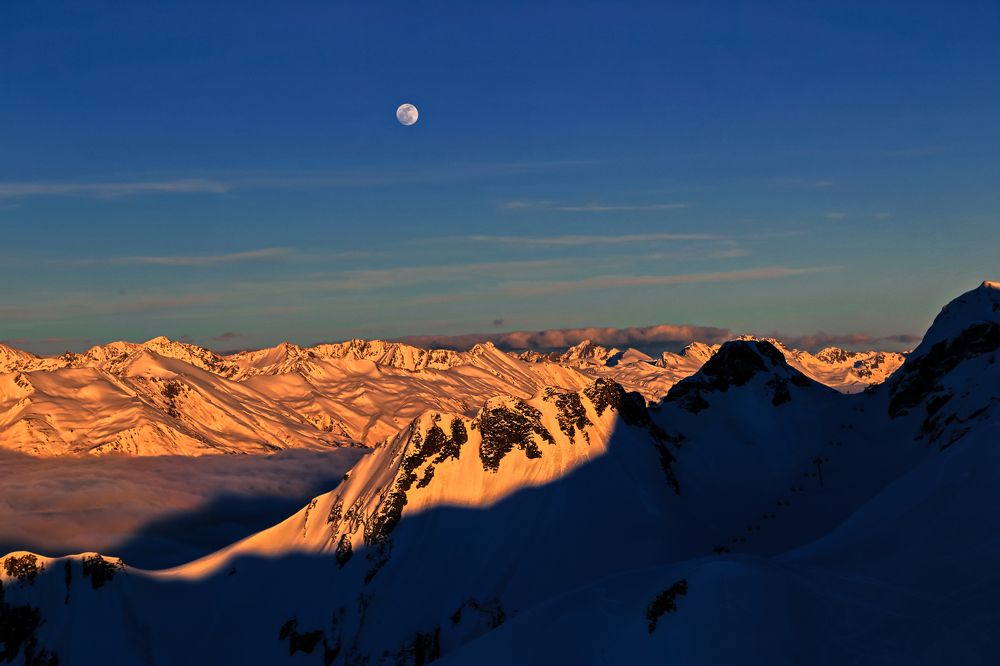 Свеча ночей луна.