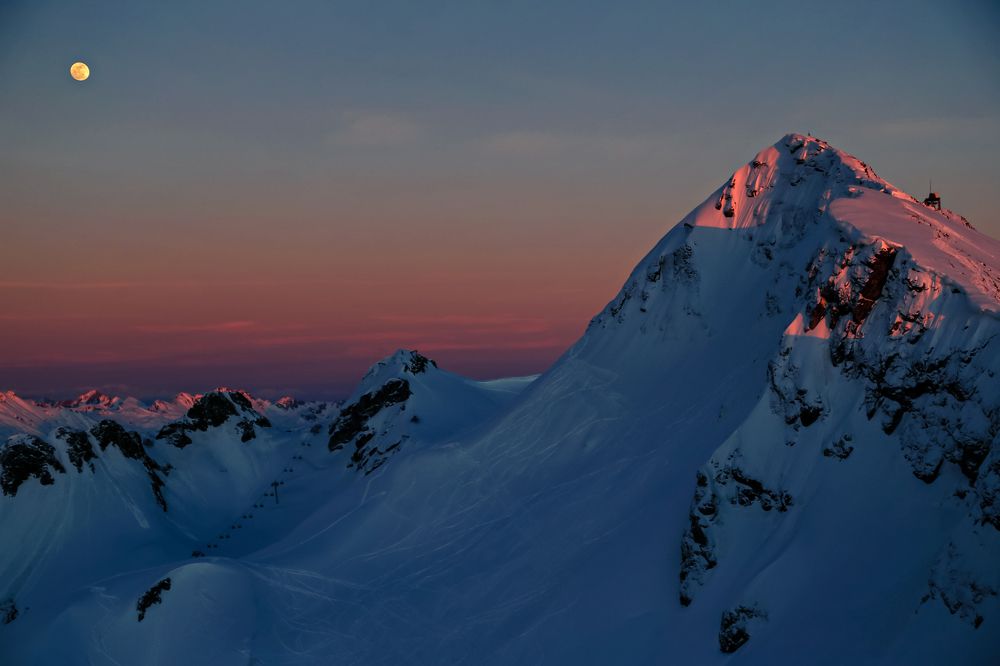 Светит месяц, светит ясный...