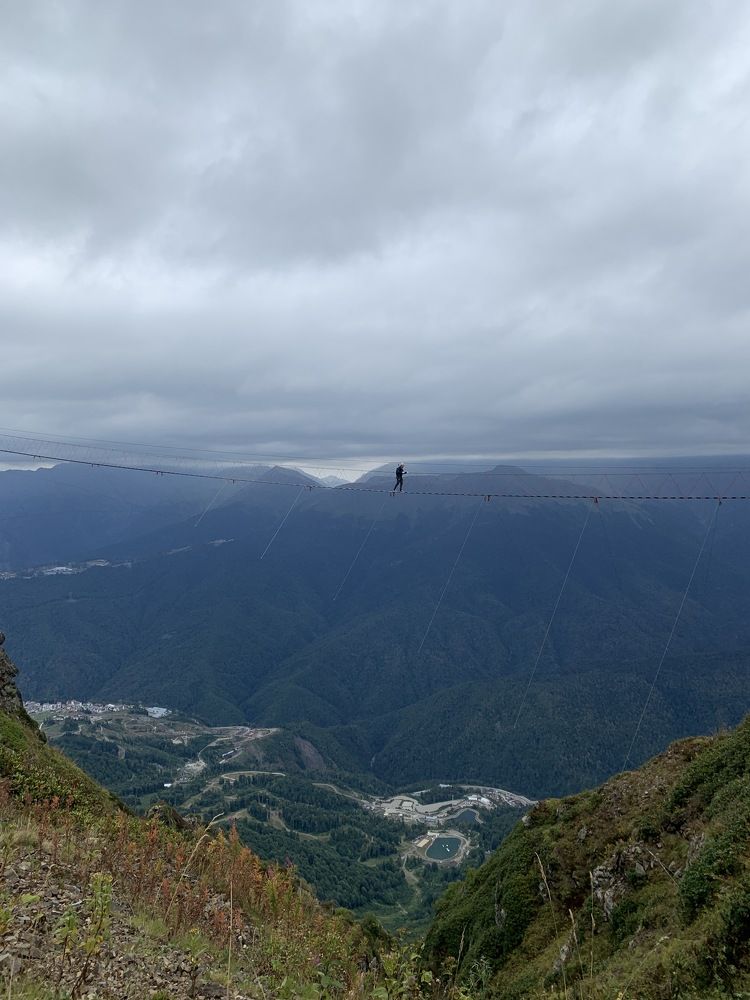 Прогулка по подвесному мосту на высоте 2200 м над уровнем моря.