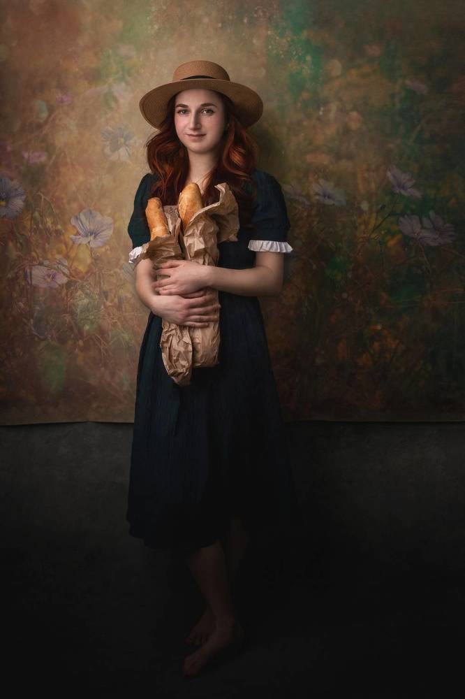 Девушка с багетом