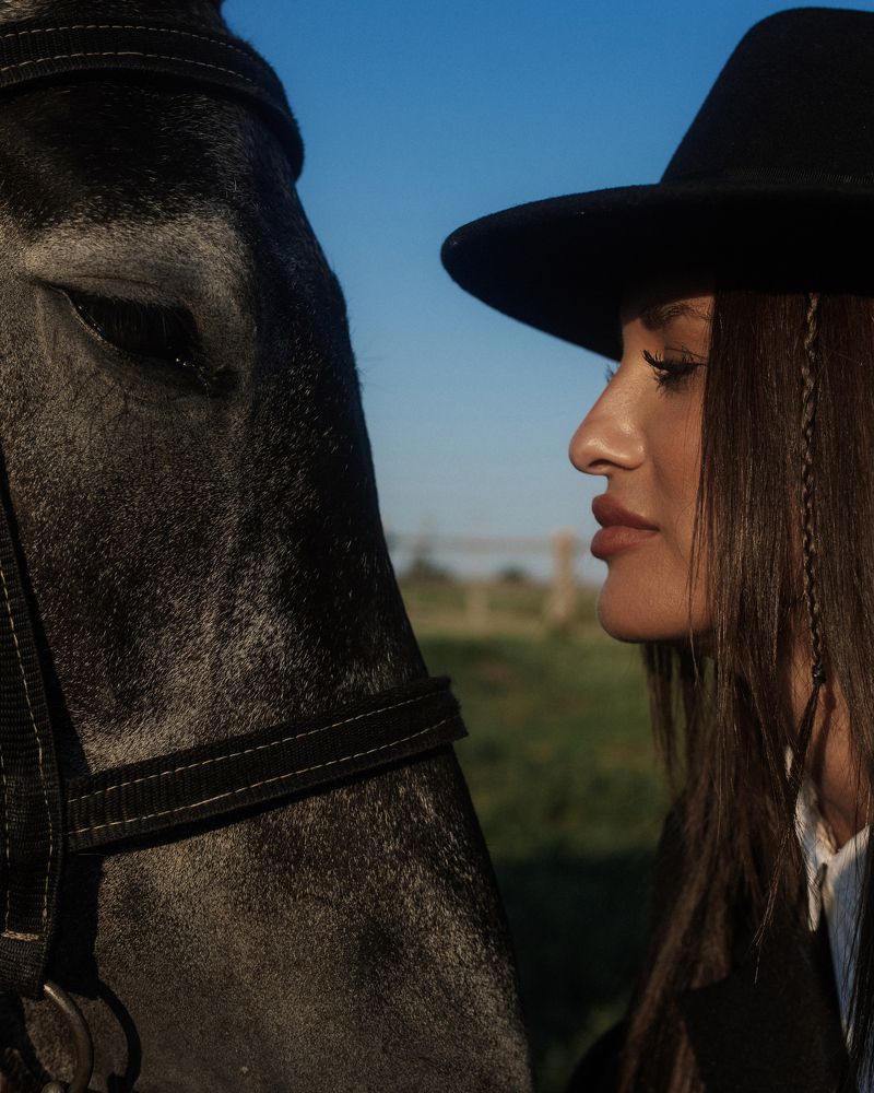 Девушка и конь