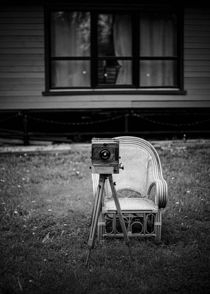 Эстетика и стиль: обаяние старой фотокамеры и удобства кресла.